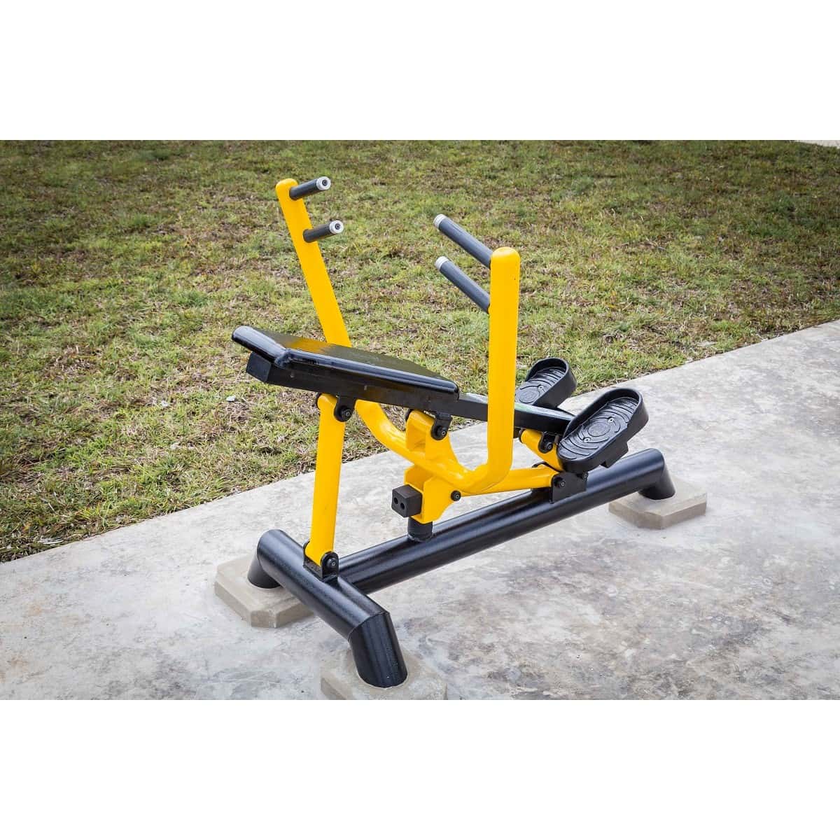 Remo de TMGYM amarillo y negro sobre pasto, vista lateral