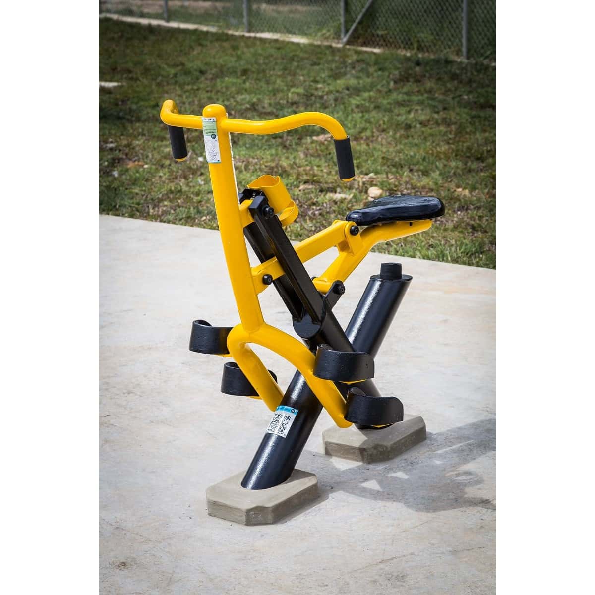 Jinete de TMGYM en un parque, vista en ángulo