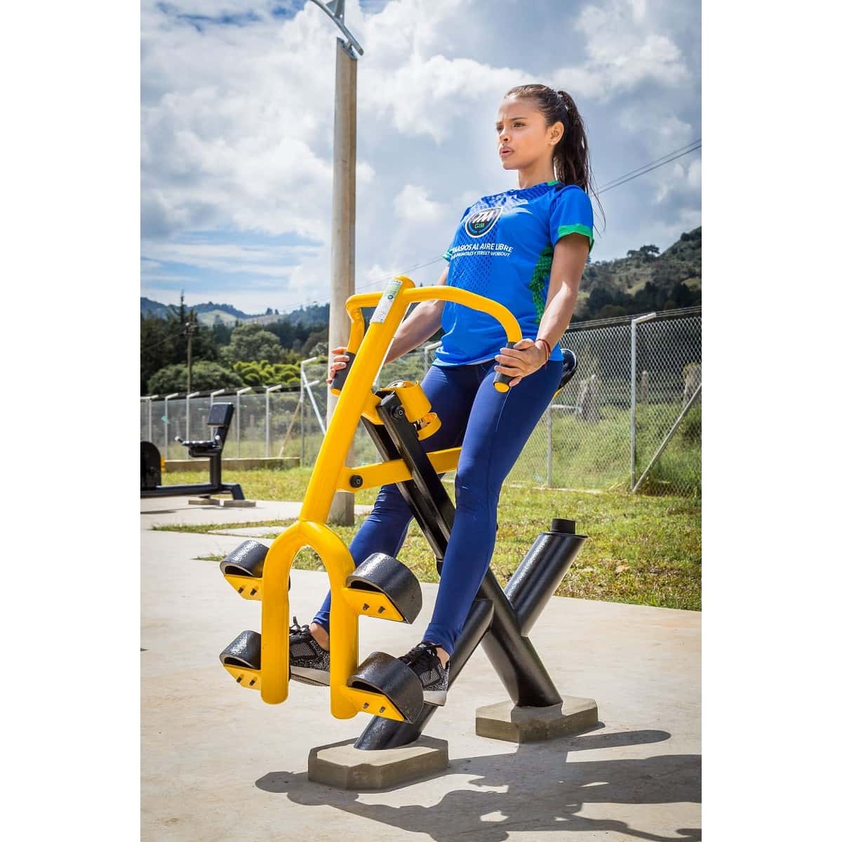 Mujer entrenando en el Jinete de TMGYM, vista frontal