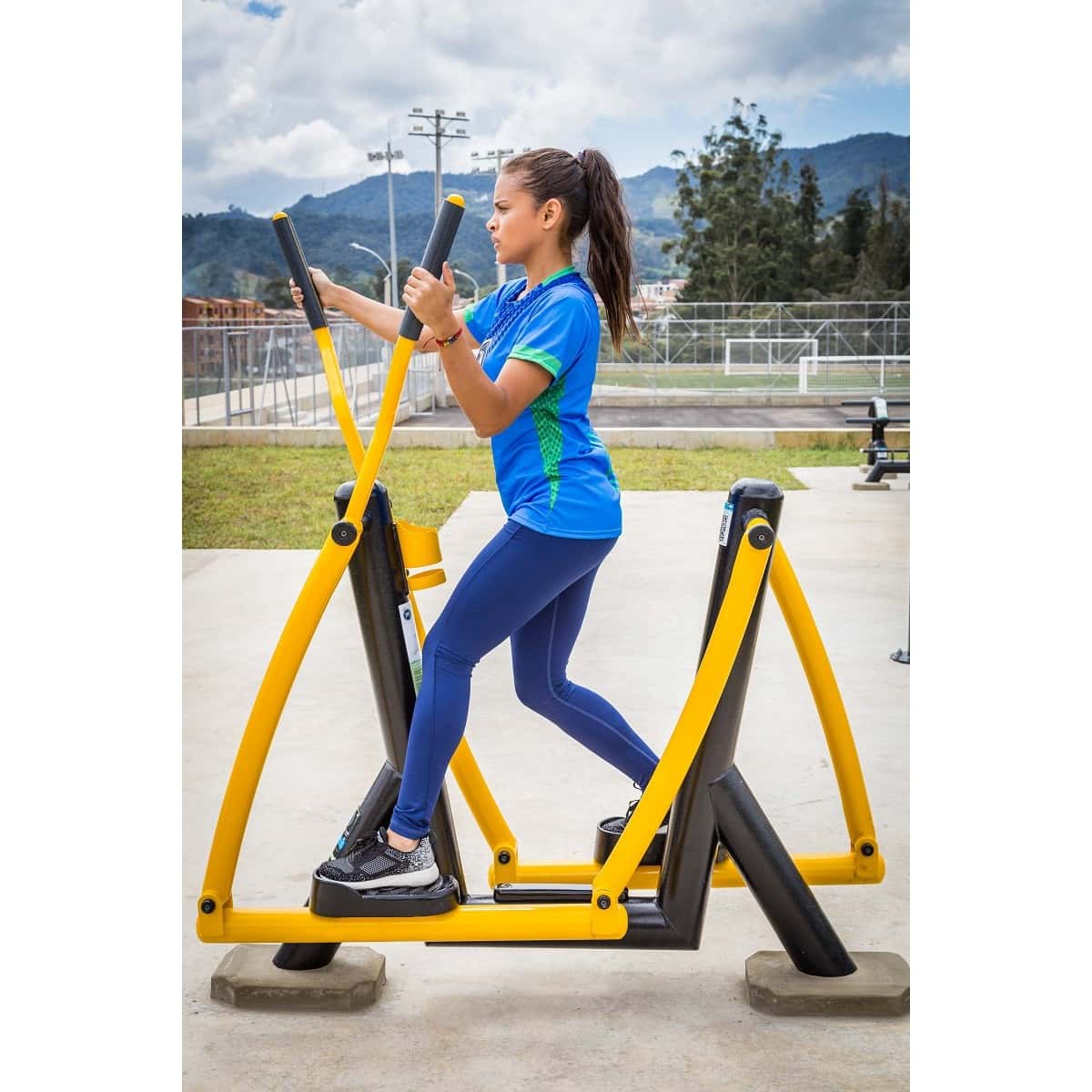 Mujer entrenando en el Sky de TMGYM con montañas al fondo