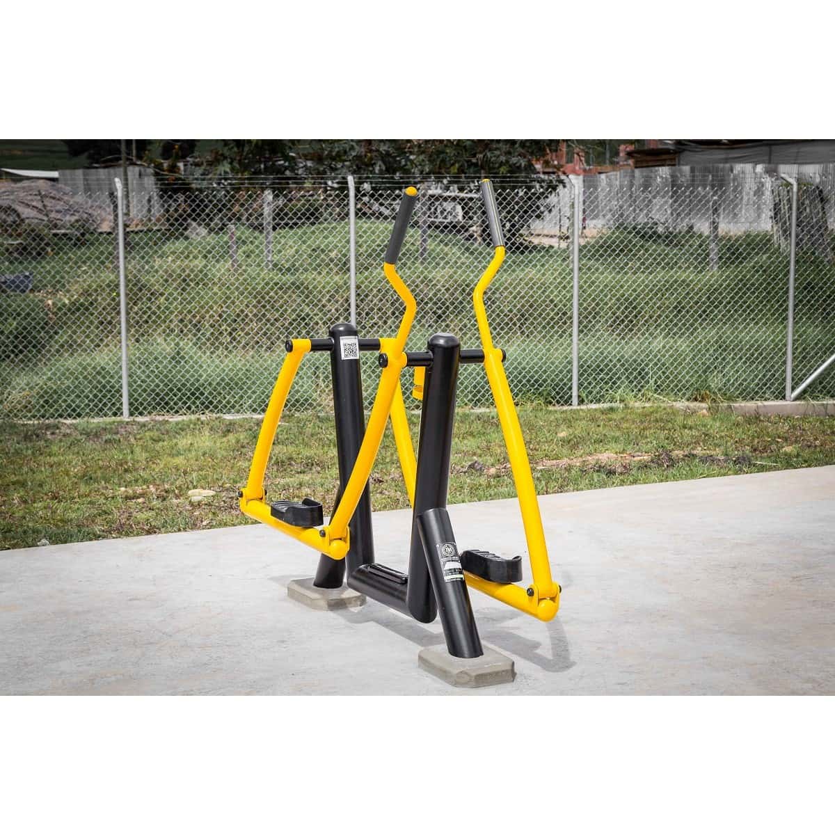 Sky de TMGYM negro y amarillo sobre concreto junto a una malla