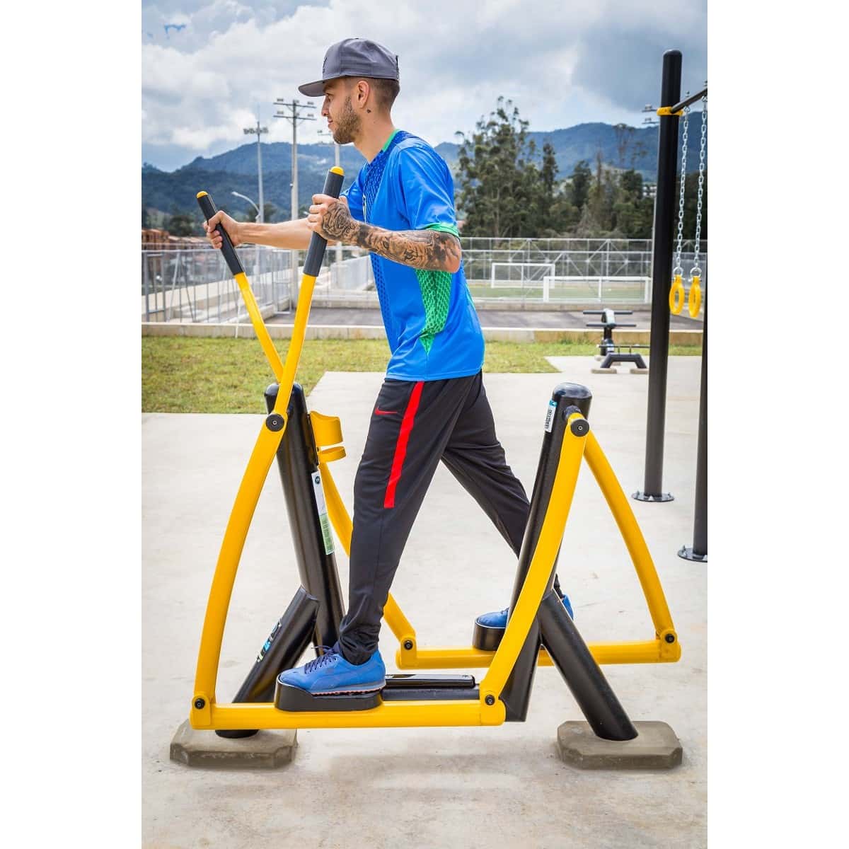 Hombre con gorra usando el Sky de TMGYM en un parque