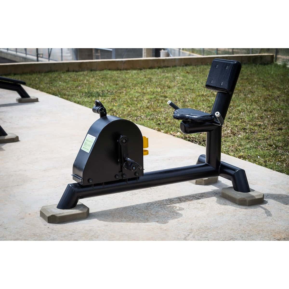 Bicicleta recumbent de TMGYM, vista lateral sobre concreto