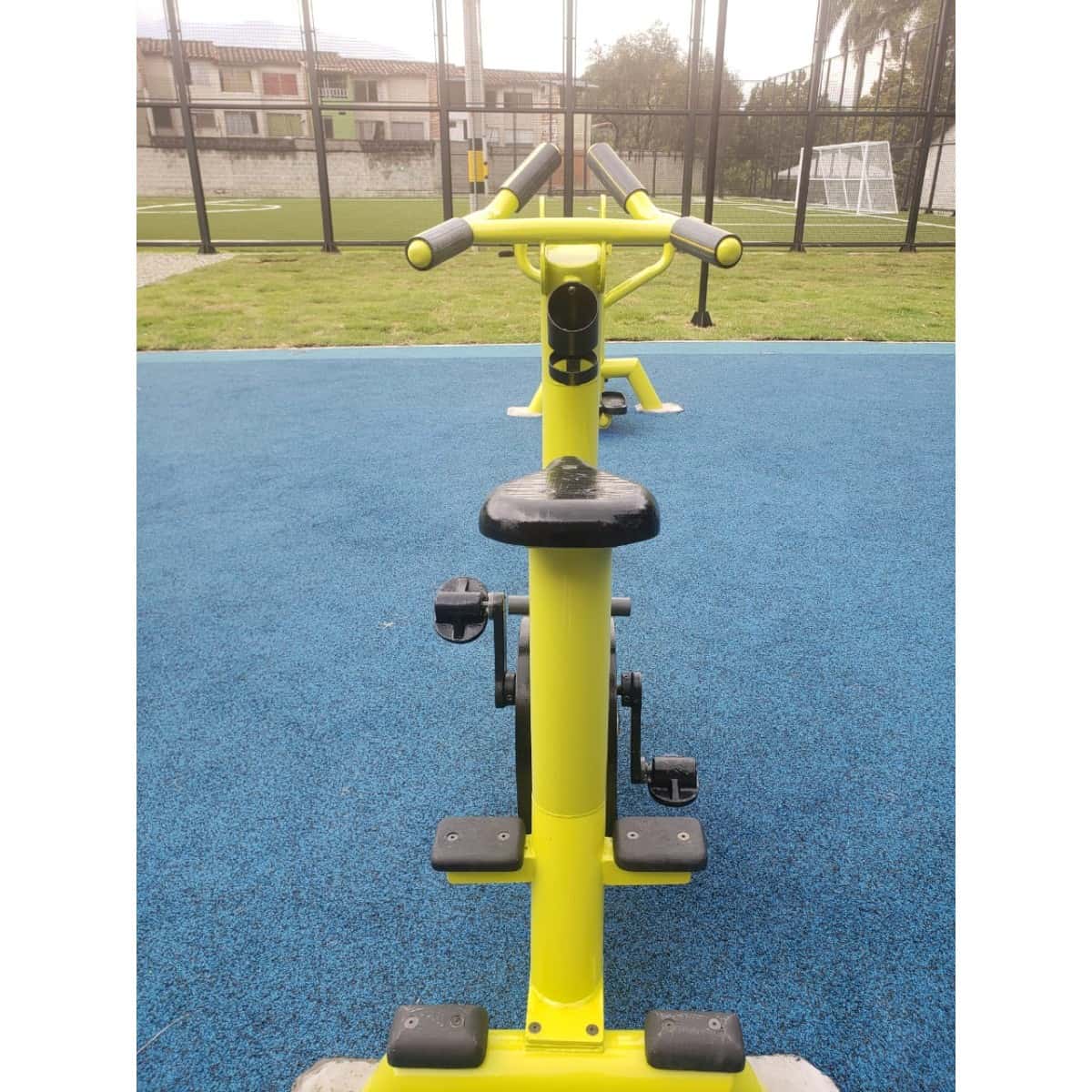 Bicicleta estática de TMGYM, vista trasera en un parque
