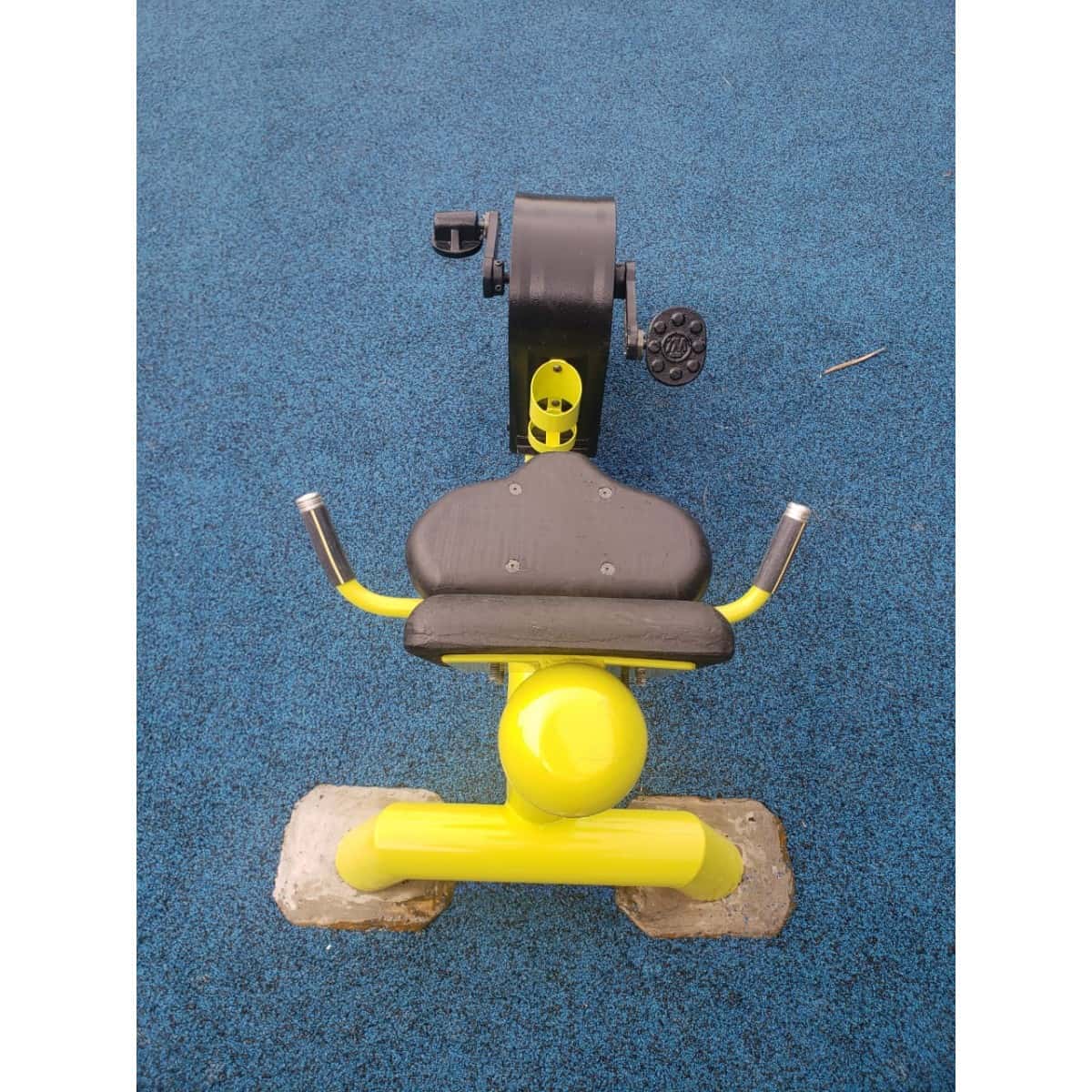Detalle del asiento y los agarres de la bicicleta estática de TMGYM