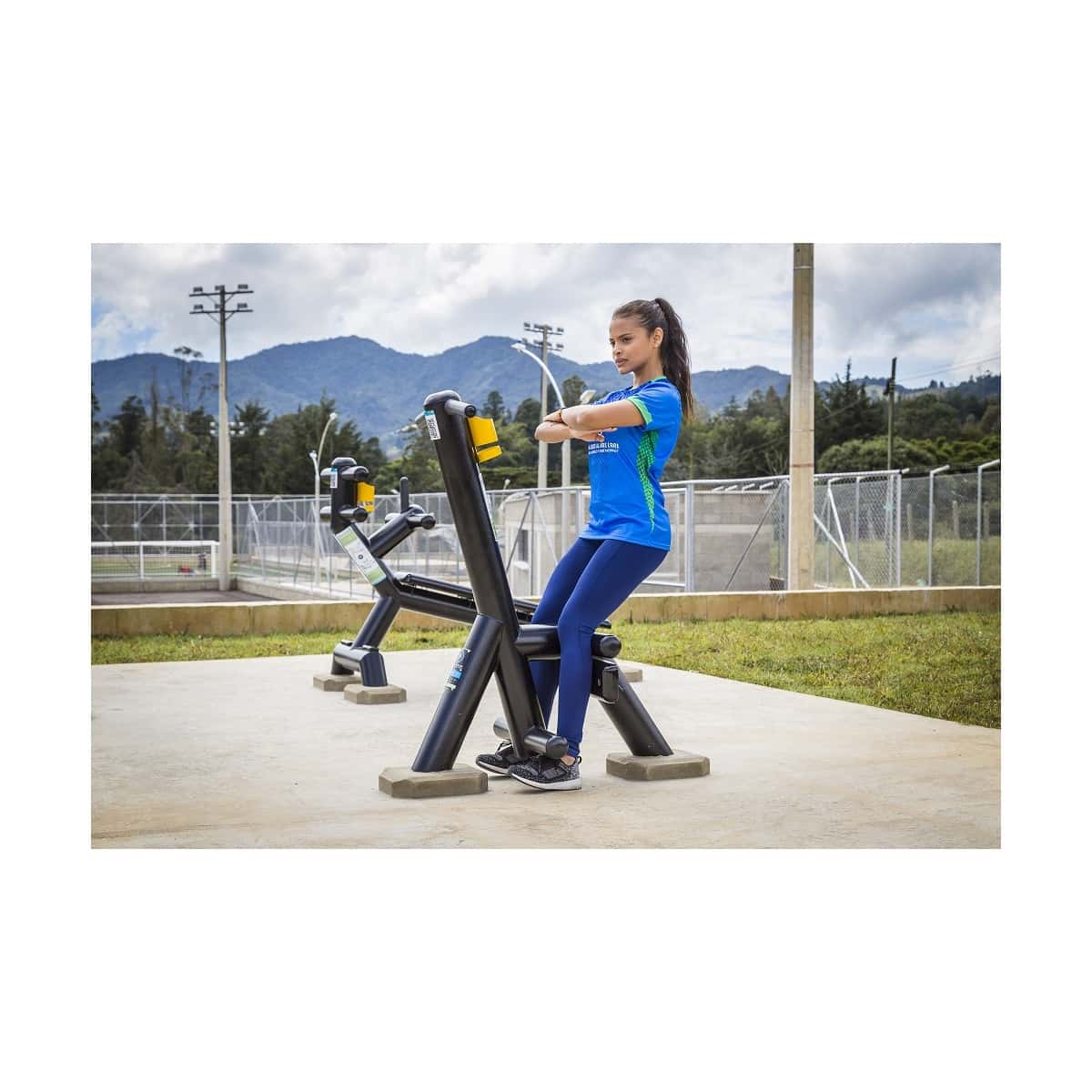 Mujer en el calentador de piernas sissy de TMGYM, vista lateral