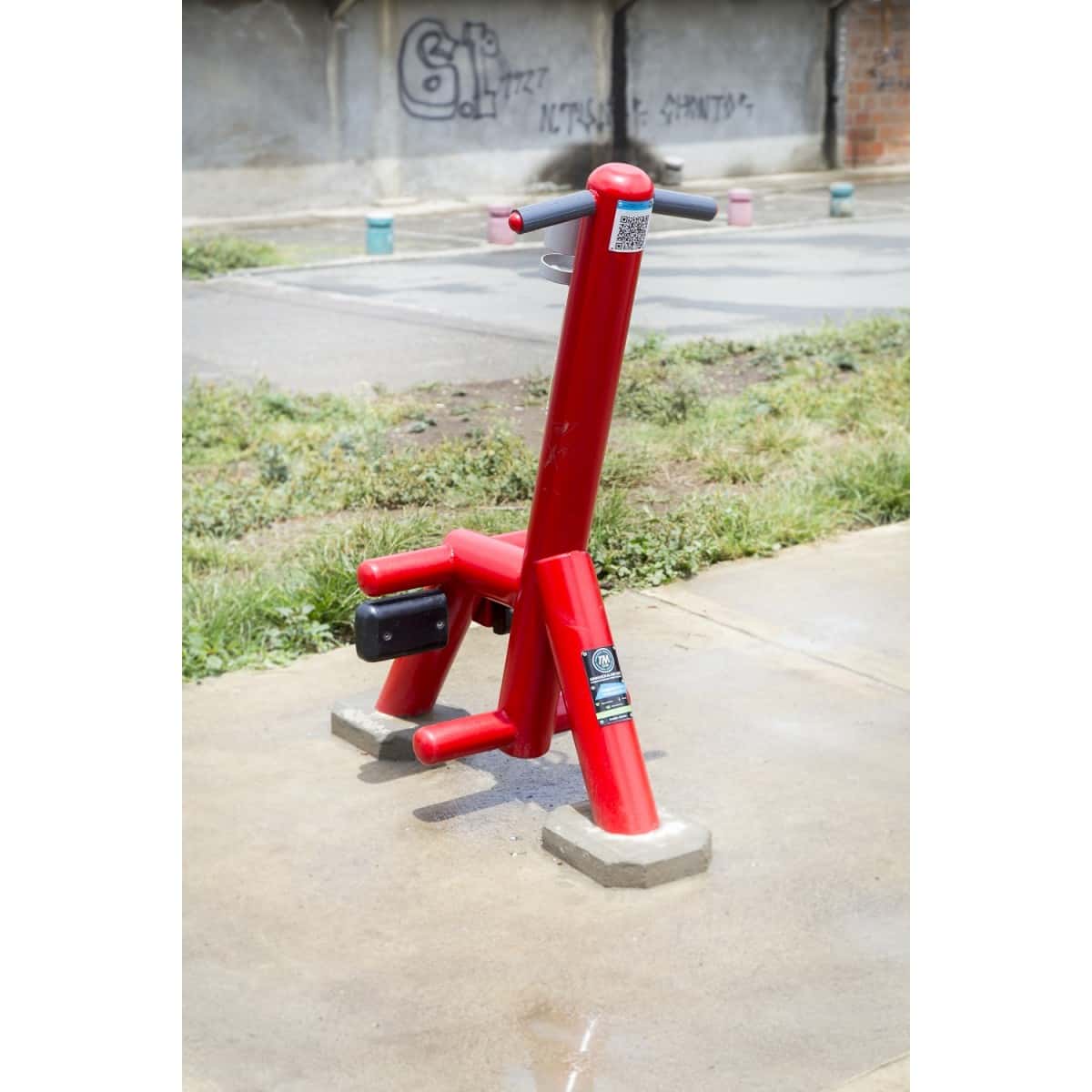 Calentador de piernas sissy rojo de TMGYM instalado en un parque