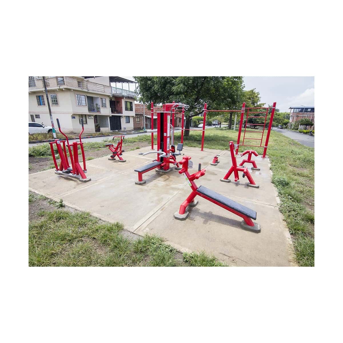 Banca inclinada y equipos rojos del Combo TM2 de TMGYM en un parque