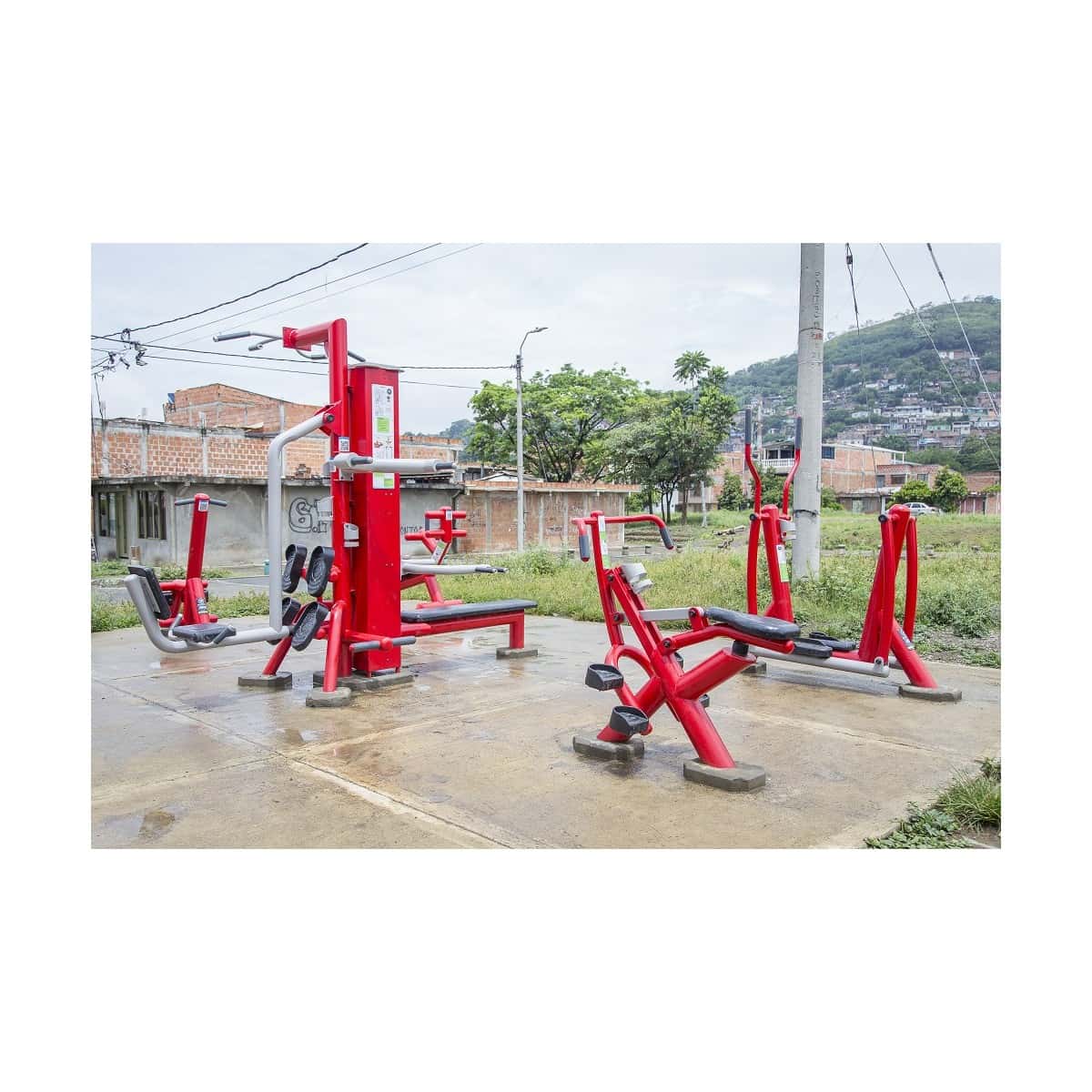 Combo TM2 de TMGYM, equipos rojos de gimnasio al aire libre en un parque