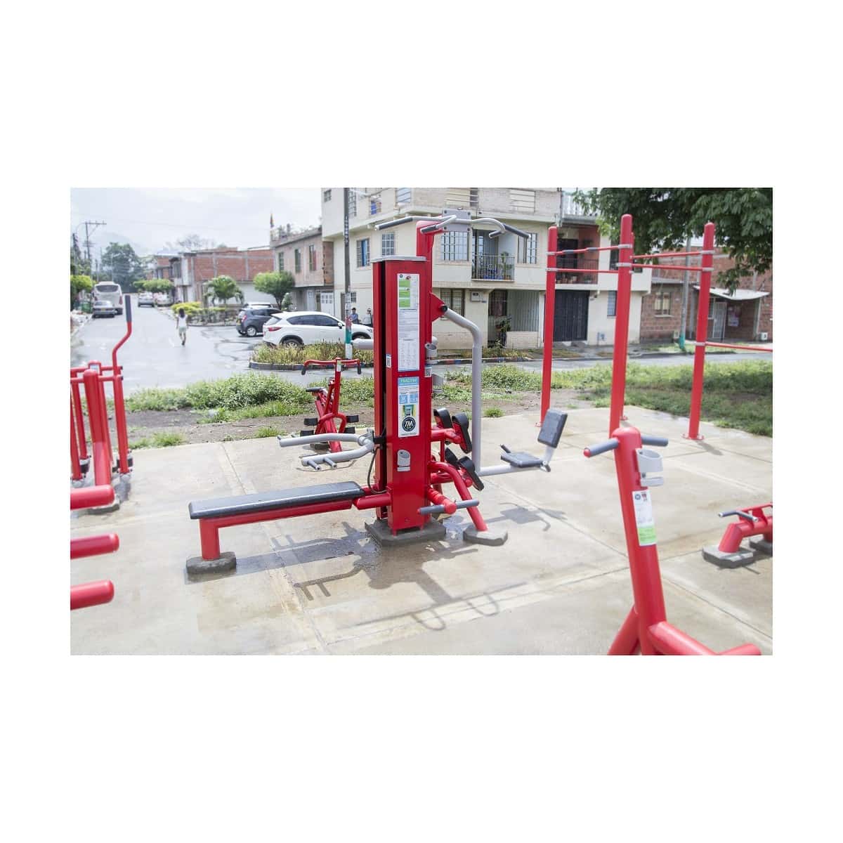 Combo TM2 de TMGYM, vista de las torres y las bancas con viviendas al fondo