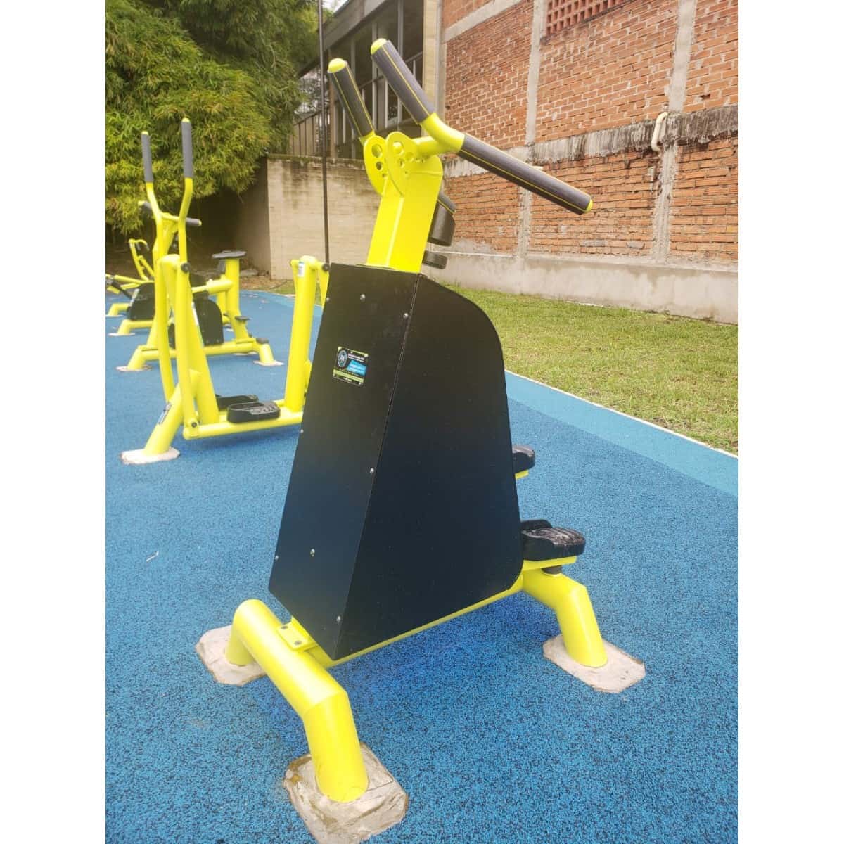 Escalador de TMGYM amarillo y negro sobre piso azul, vista lateral
