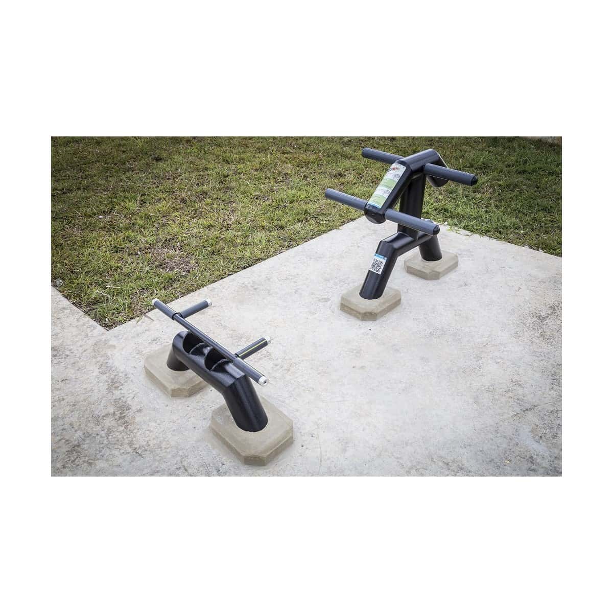 Equipos de flexión de pecho y tríceps de TMGYM instalados sobre concreto
