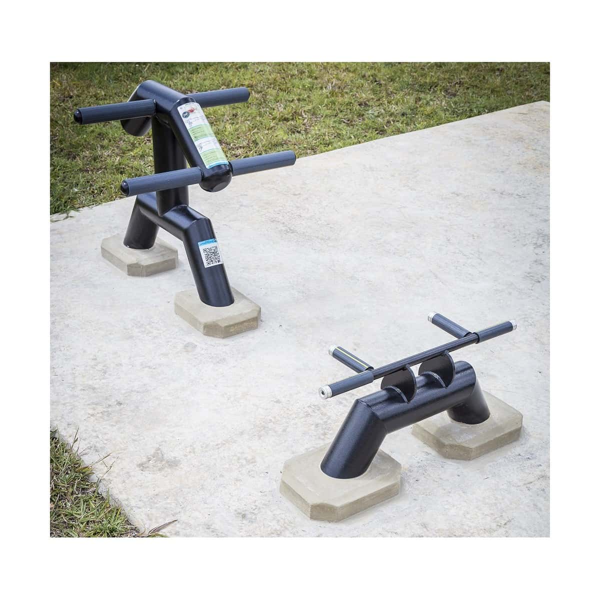 Dos equipos de flexión de pecho y tríceps de TMGYM sobre concreto