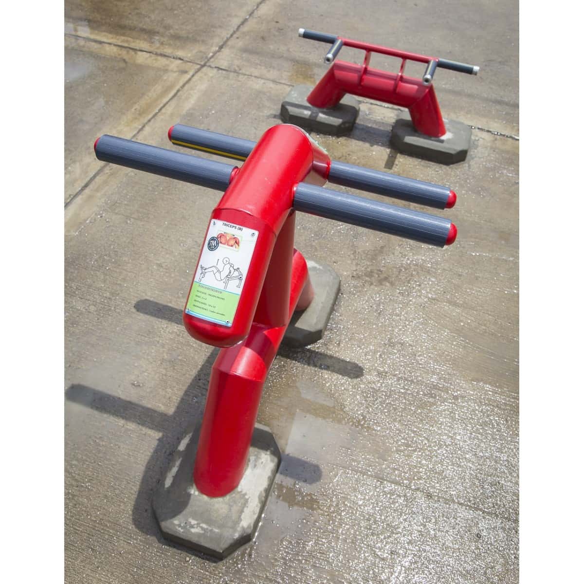 Flexión de pecho y tríceps roja de TMGYM, vista en ángulo