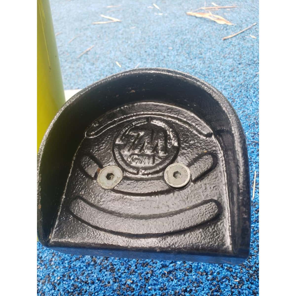 Detalle del apoyapiés del Jinete de TMGYM con el logotipo TM en relieve