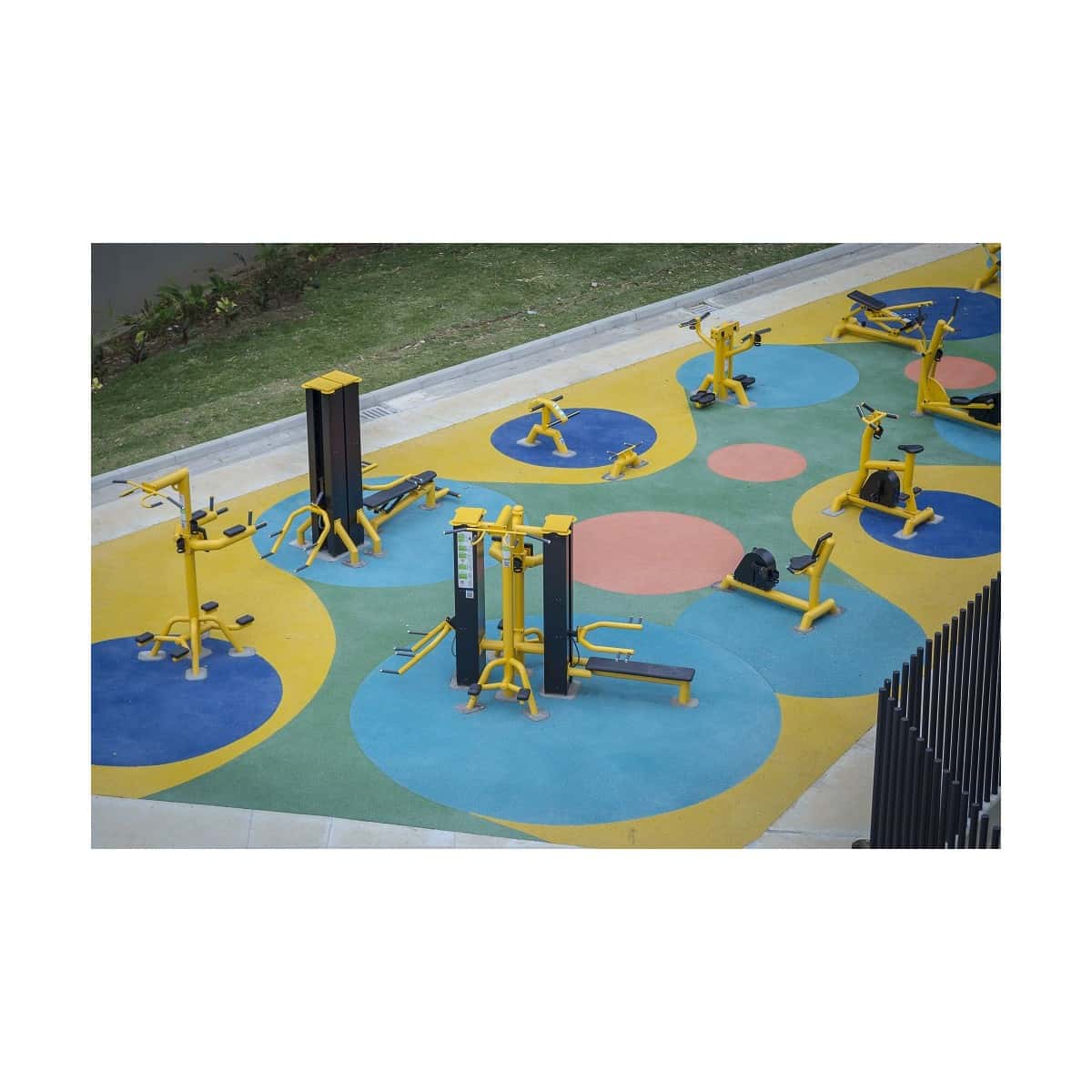 Vista aérea de una zona de gimnasio al aire libre de TMGYM con piso de colores