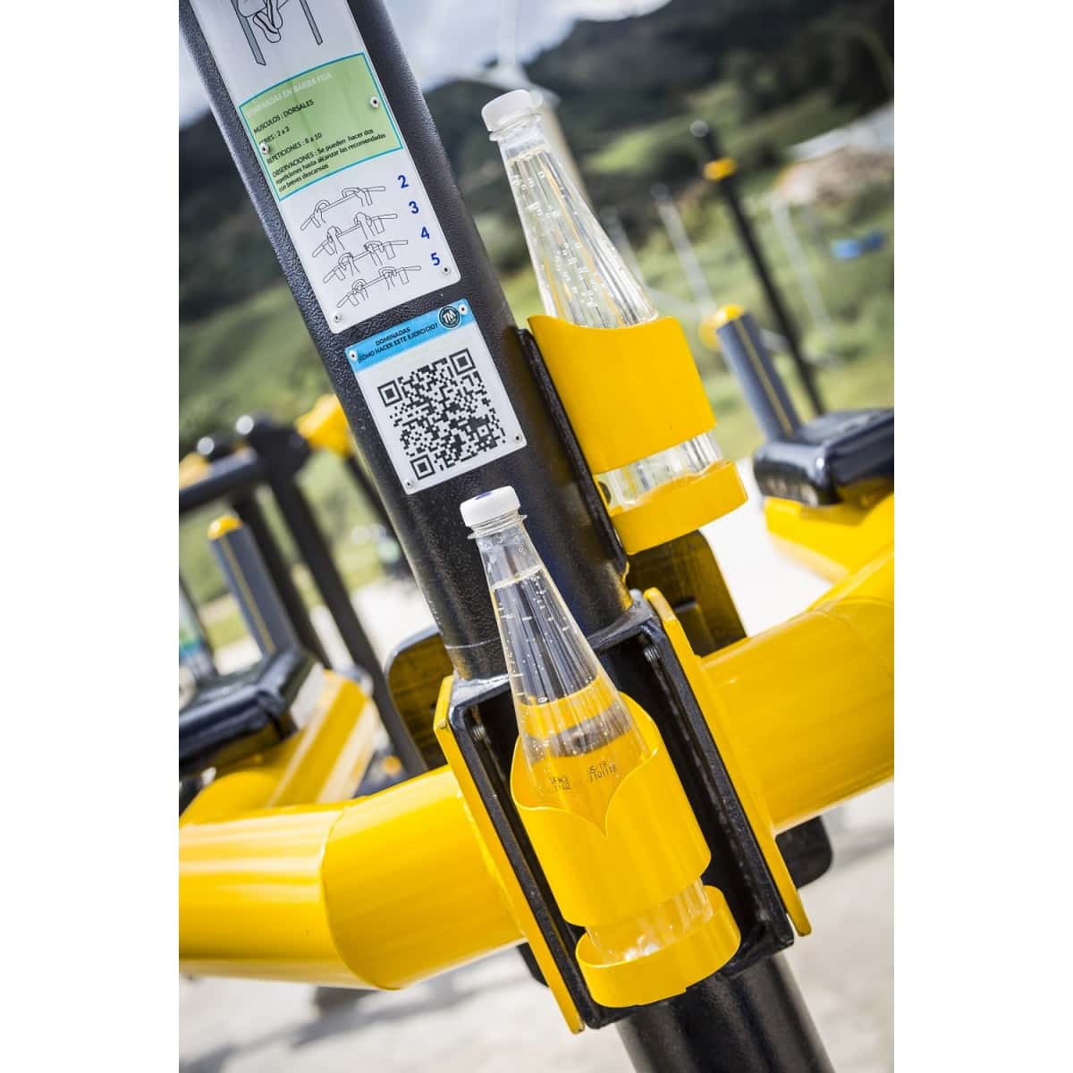 Portabotellas con etiqueta QR en la estación multifuncional de TMGYM