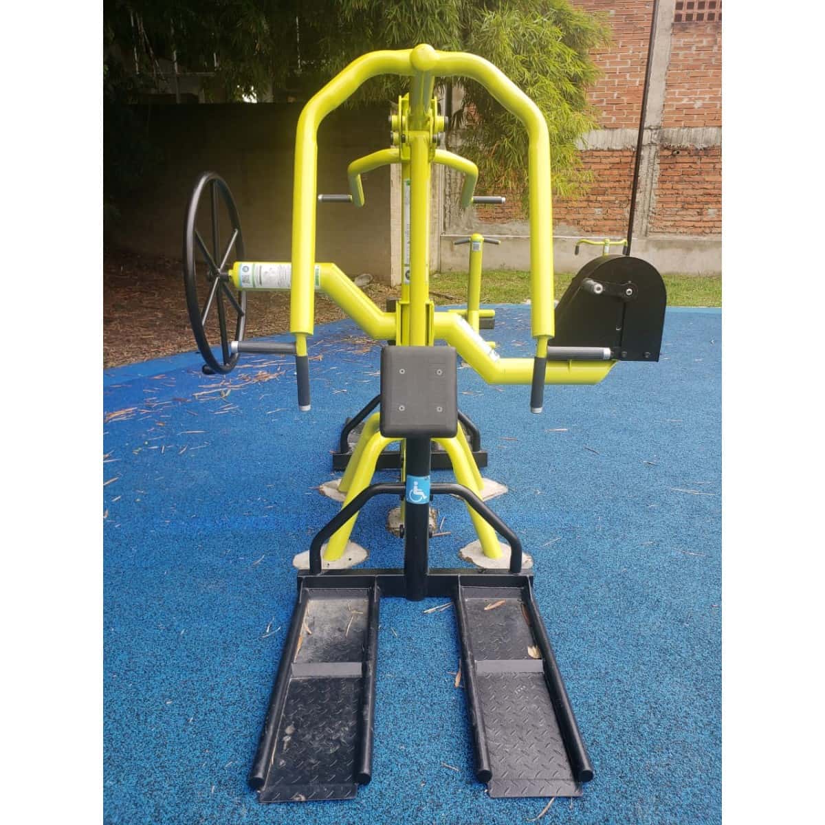 Estación multifuncional de TMGYM con asiento y agarres sobre piso azul