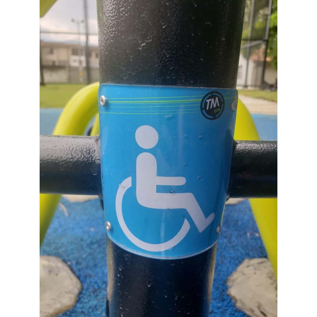 Detalle del símbolo de accesibilidad en la estación multifuncional de TMGYM