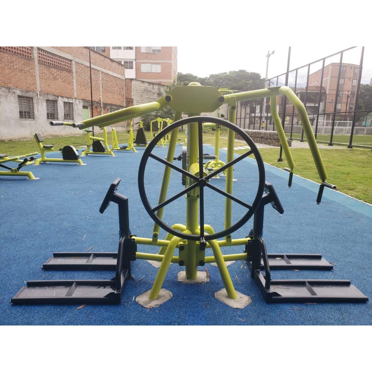 Estación multifuncional de TMGYM con rueda de hombros, vista frontal