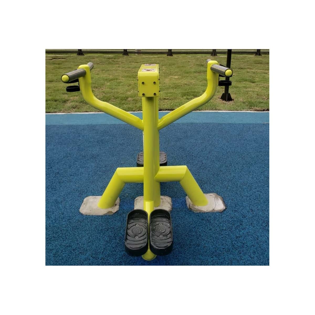 Péndulo de TMGYM amarillo sobre piso azul, vista frontal de los agarres