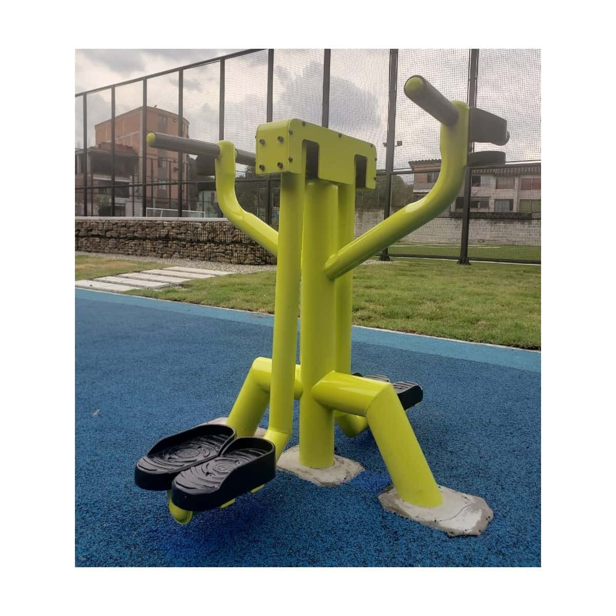 Péndulo de TMGYM amarillo sobre piso azul, vista lateral
