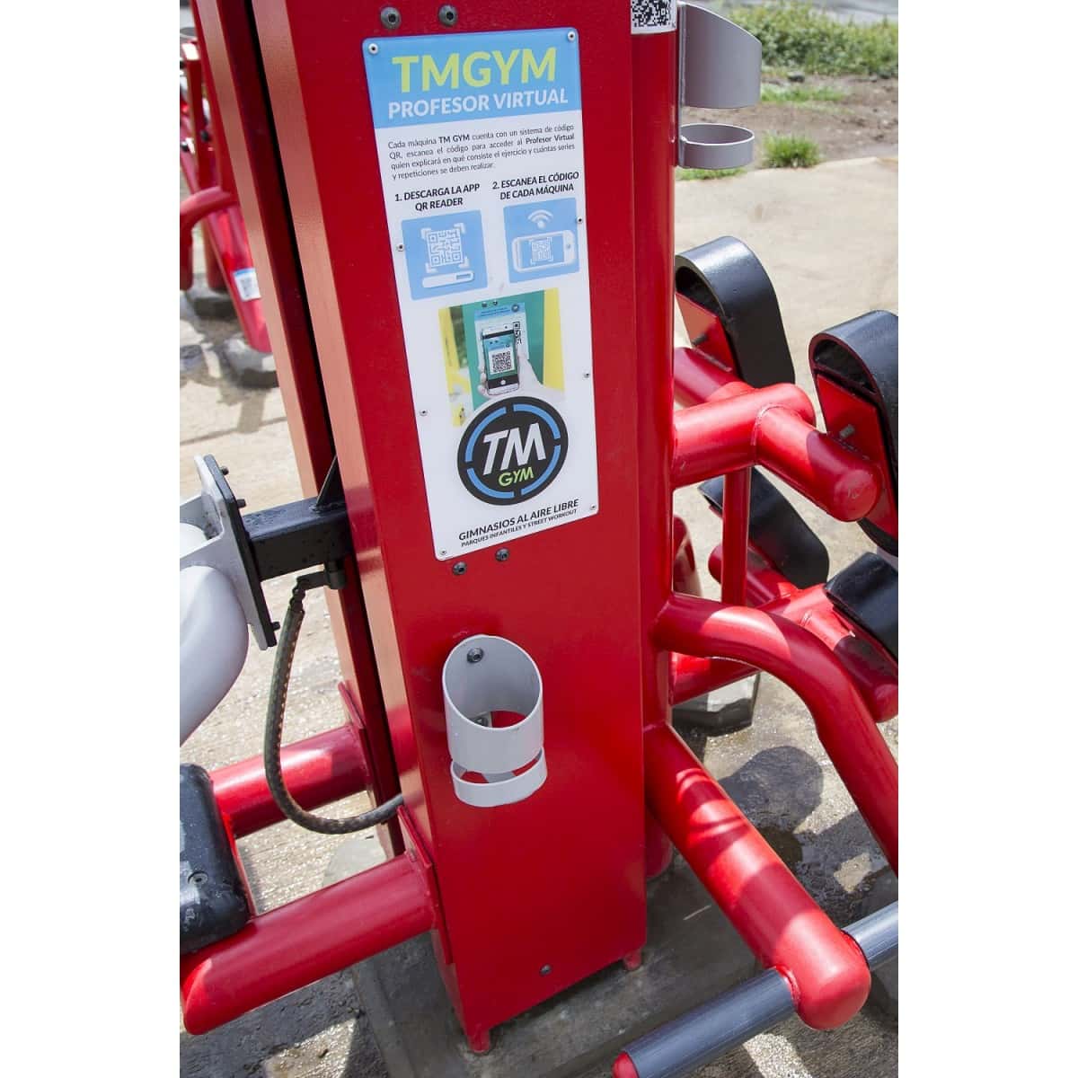 Detalle de la etiqueta con código QR de la prensa de piernas doble de TMGYM