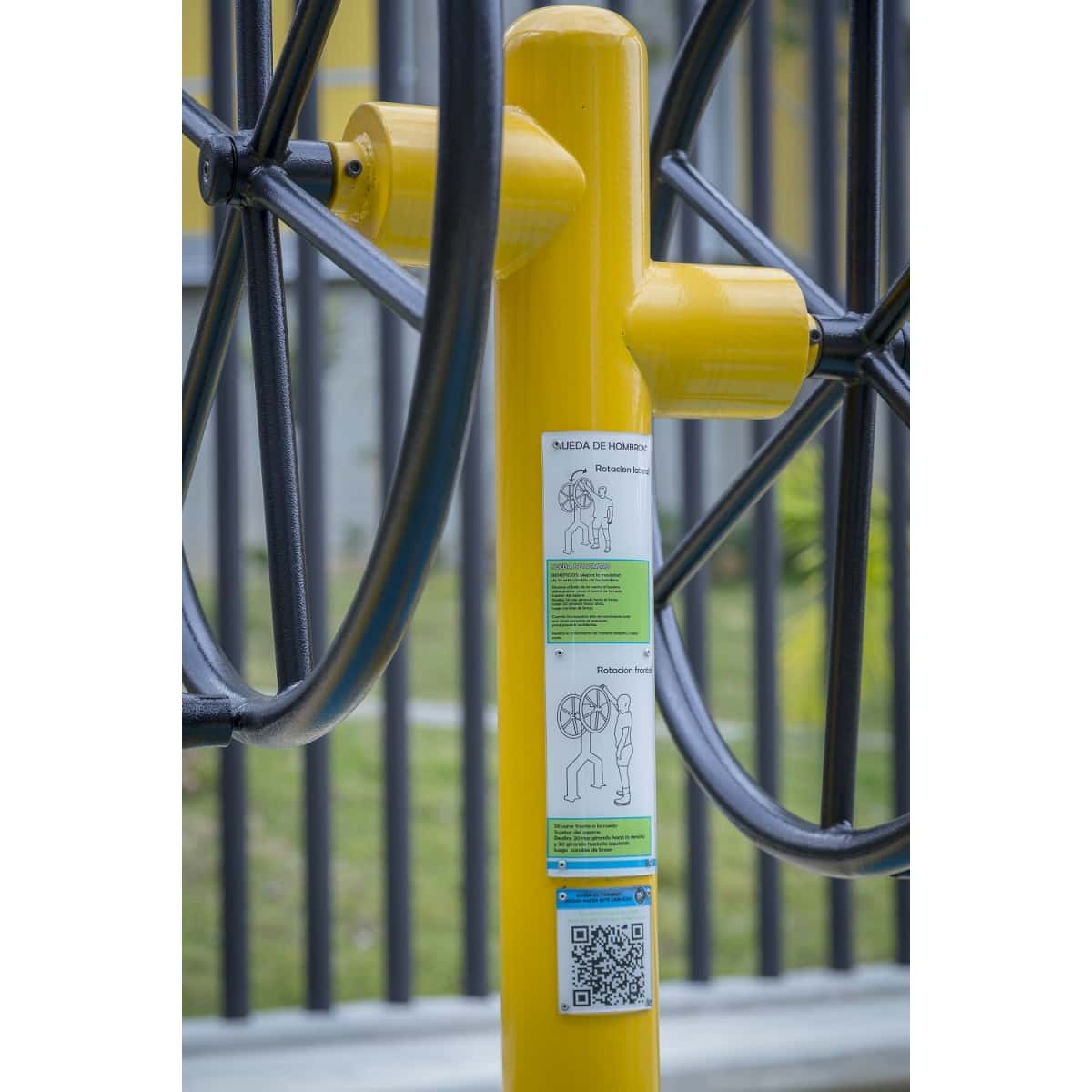 Detalle de la rueda y la etiqueta de instrucciones con QR de la rueda de hombros