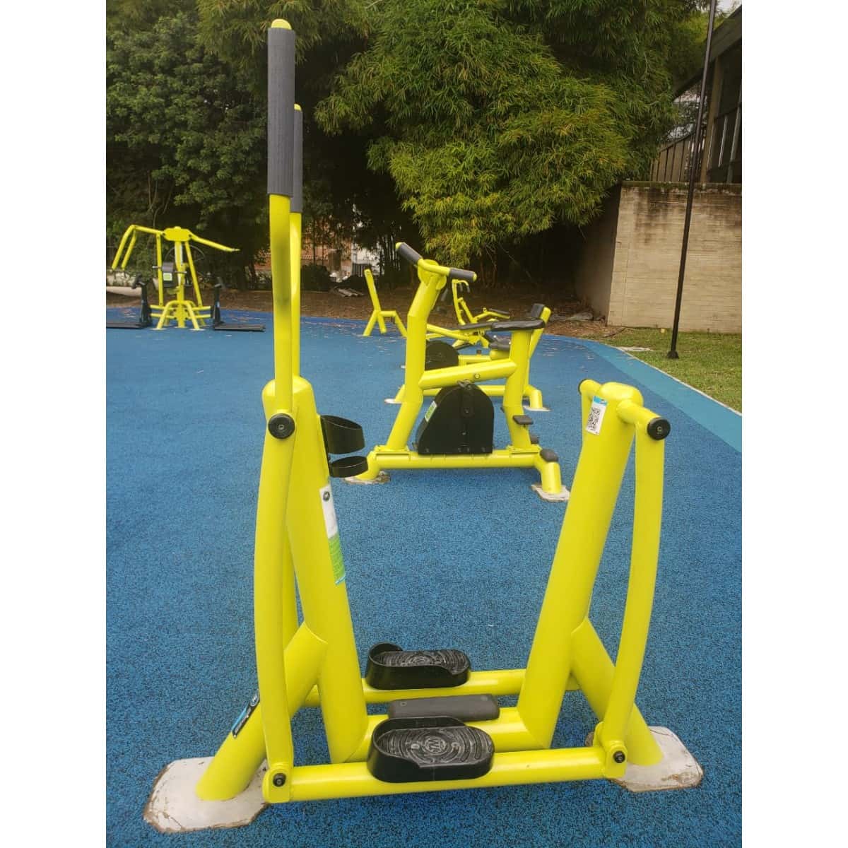 Sky amarillo de TMGYM en un parque con árboles