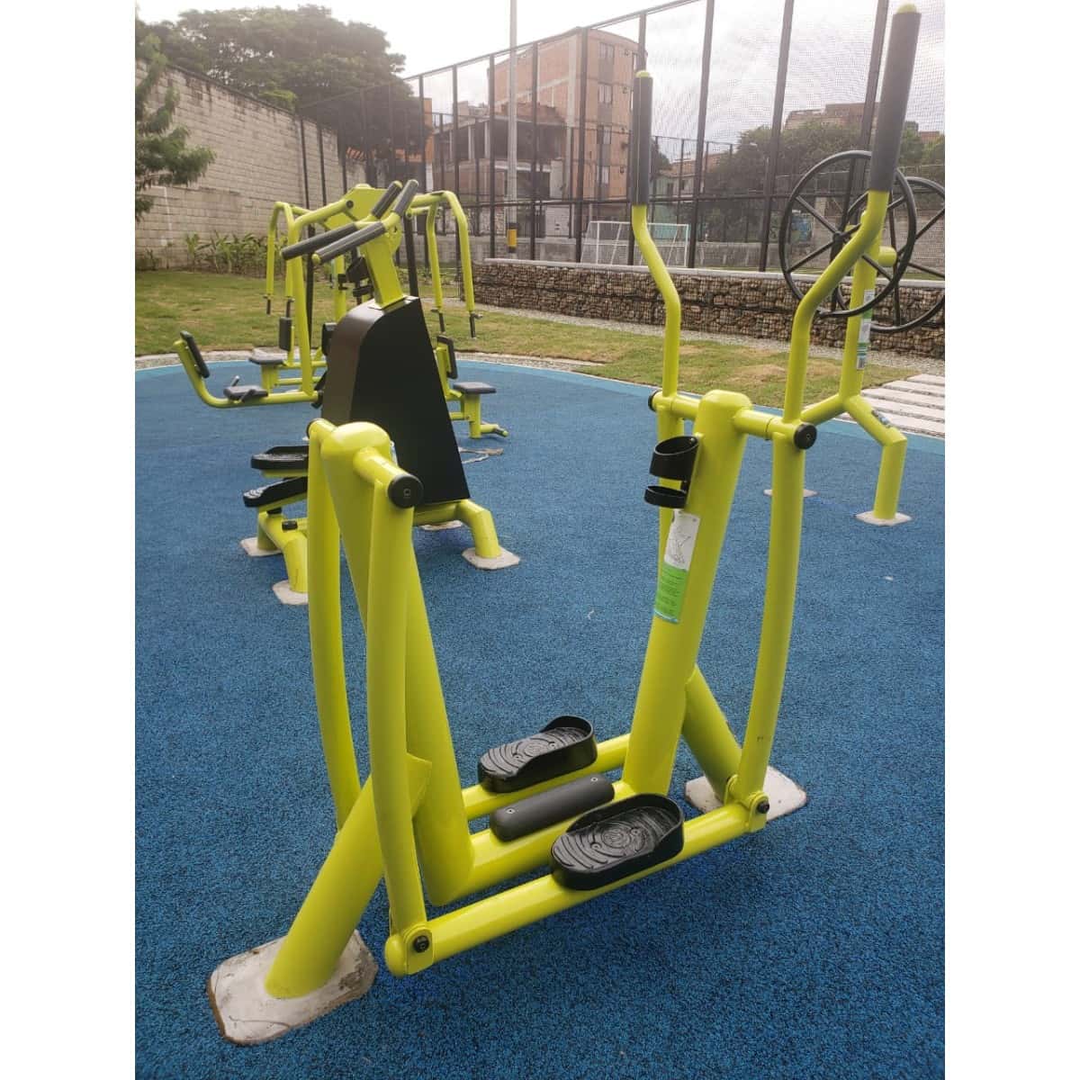 Sky de TMGYM amarillo sobre piso azul, vista frontal