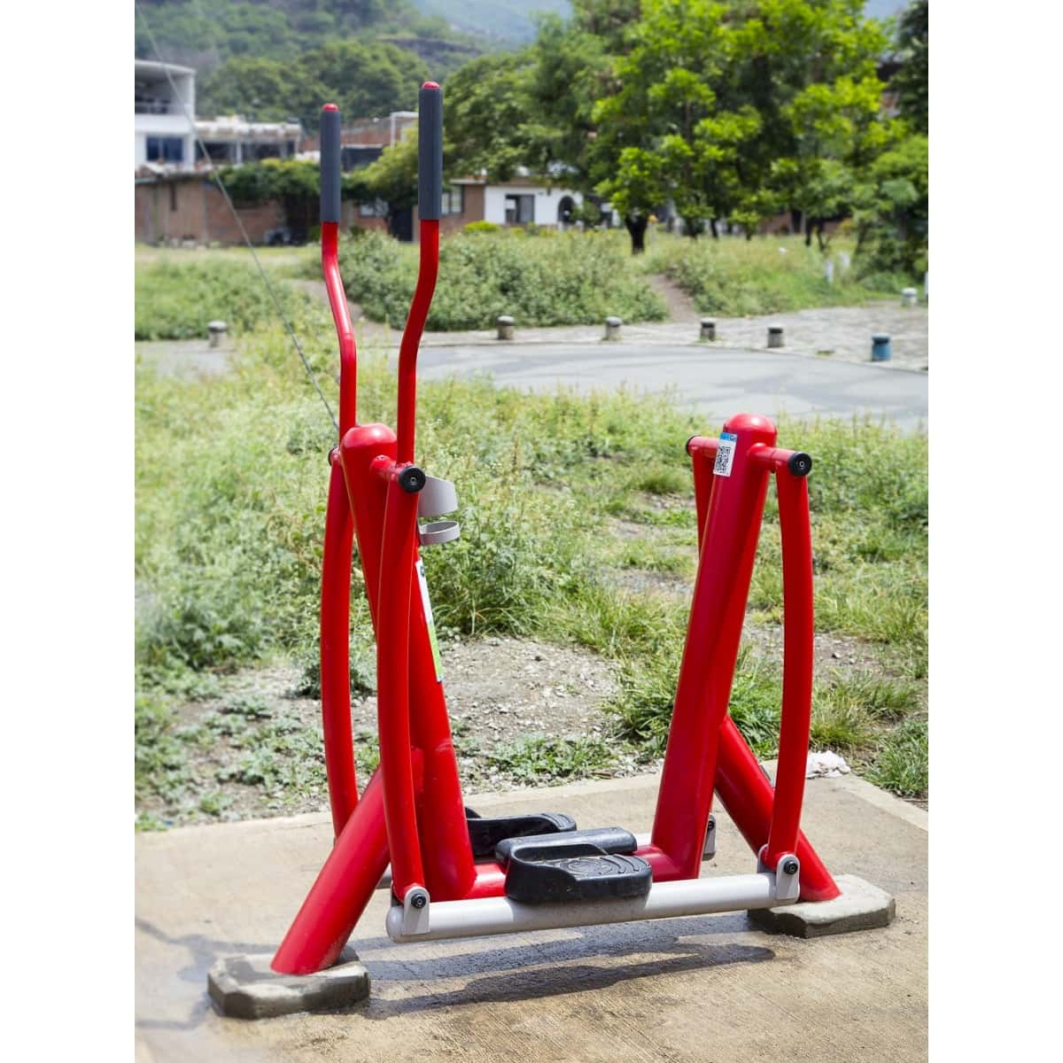 Sky rojo de TMGYM instalado en un parque