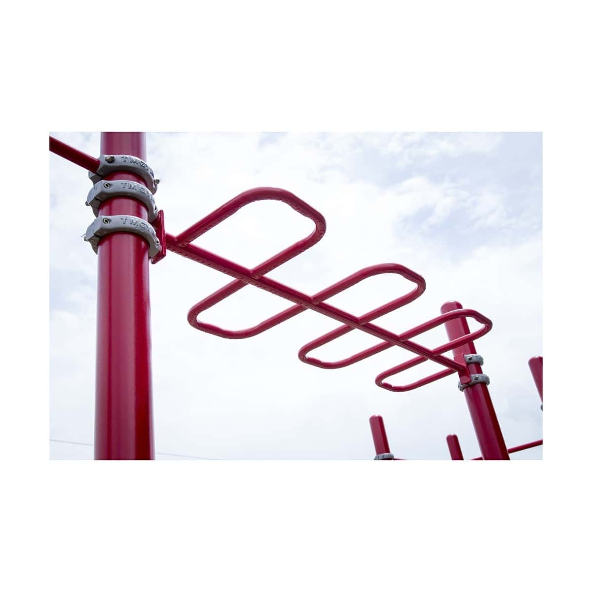 Detalle de la barra mono-serpiente roja del parque mixto de calistenia de TMGYM