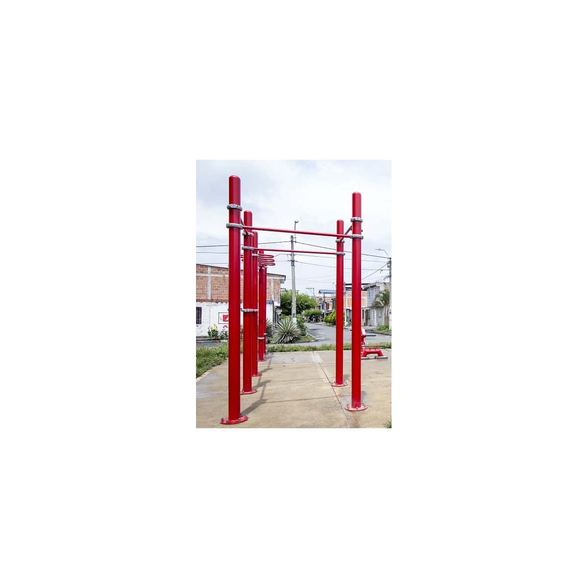 Estructura roja de barras del parque de calistenia de TMGYM, vista lejana