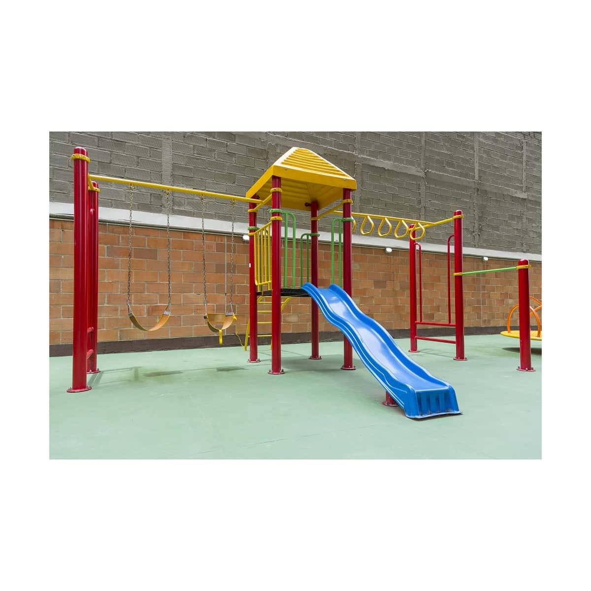 Parque infantil recreativo con techo amarillo y deslizadero azul sobre piso verde