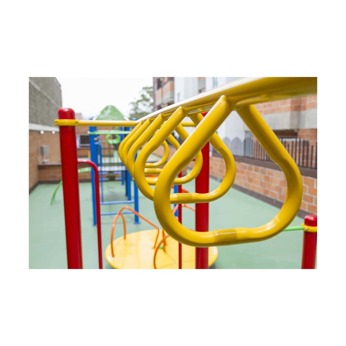 Pasamanos de aros amarillos de un parque infantil recreativo