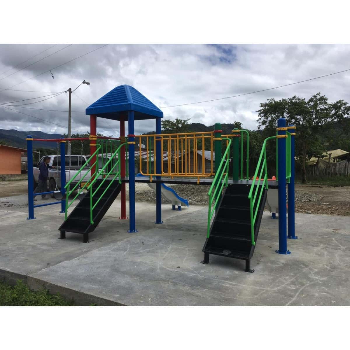Torres con techo azul, escaleras y barandas de colores de un parque infantil recreativo