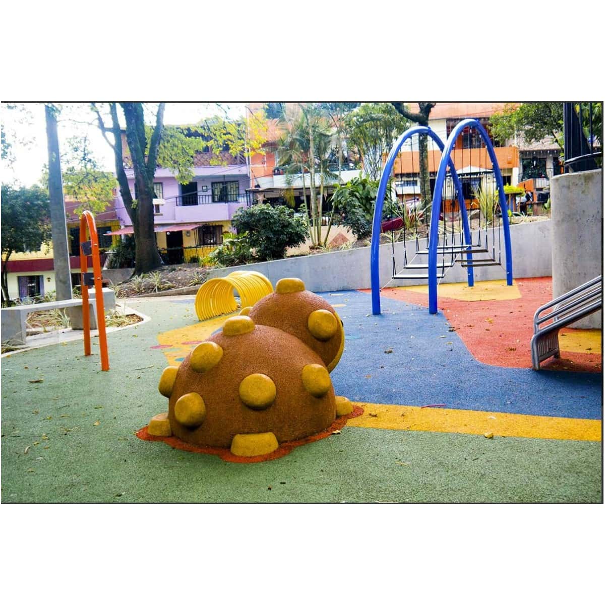 Figura 3D de erizo instalada en un parque infantil con piso de colores