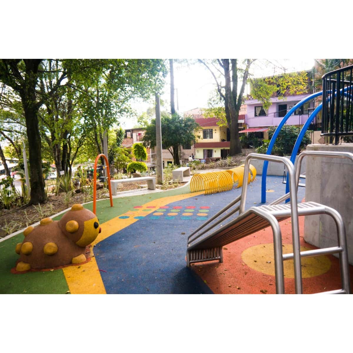Figura 3D de erizo junto a un deslizadero en un parque infantil