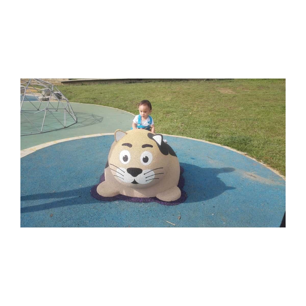 Figura 3D de gato instalada sobre piso azul en un parque infantil