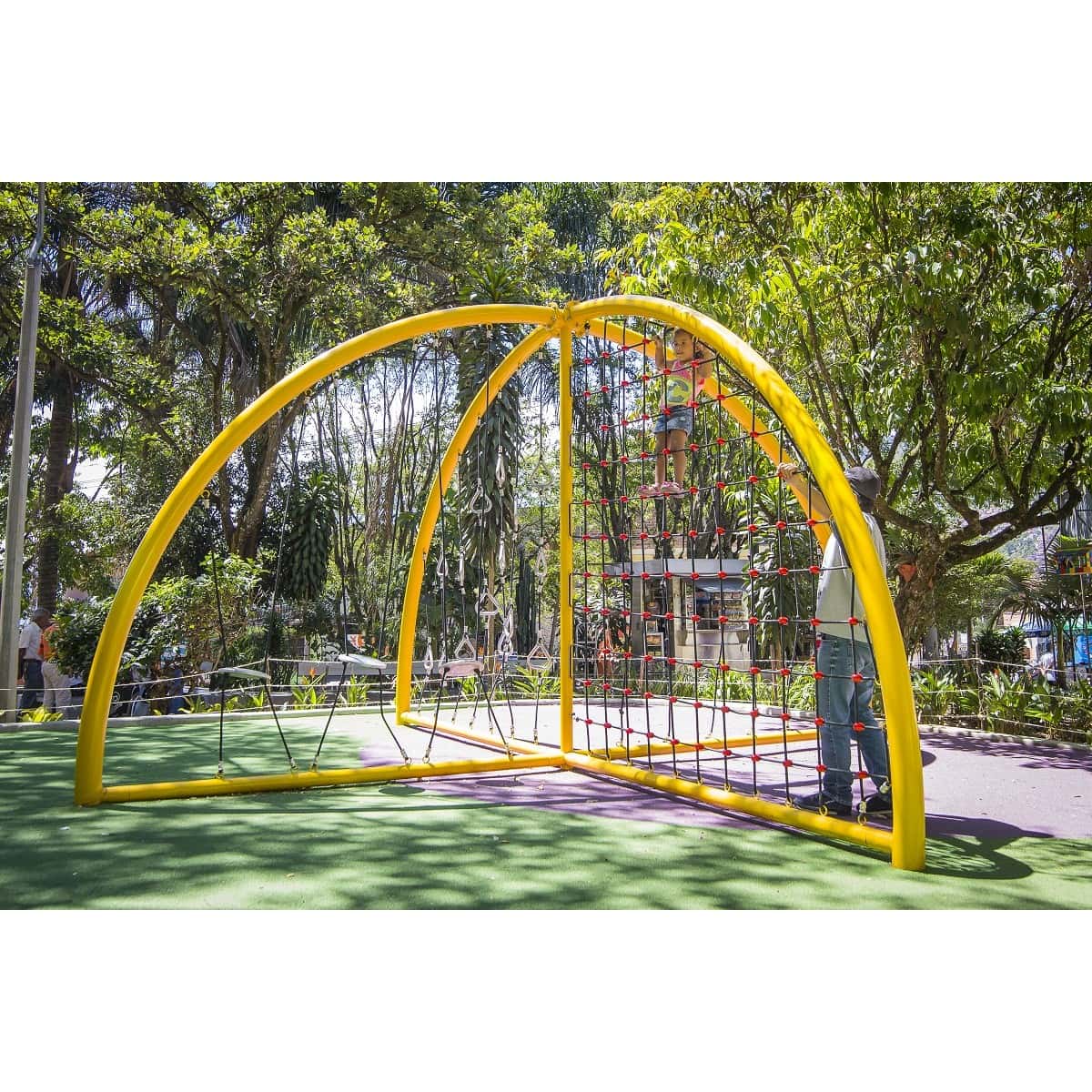 Acrobacia múltiple de arcos amarillos con redes, instalada en un parque con árboles