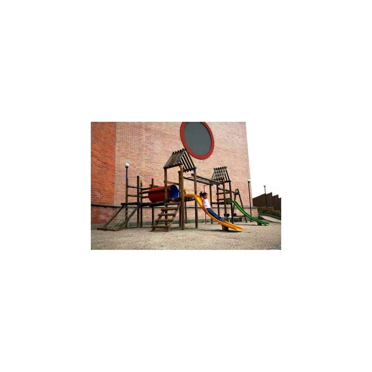 Render del Parque Doble Diversión junto a un muro de ladrillo