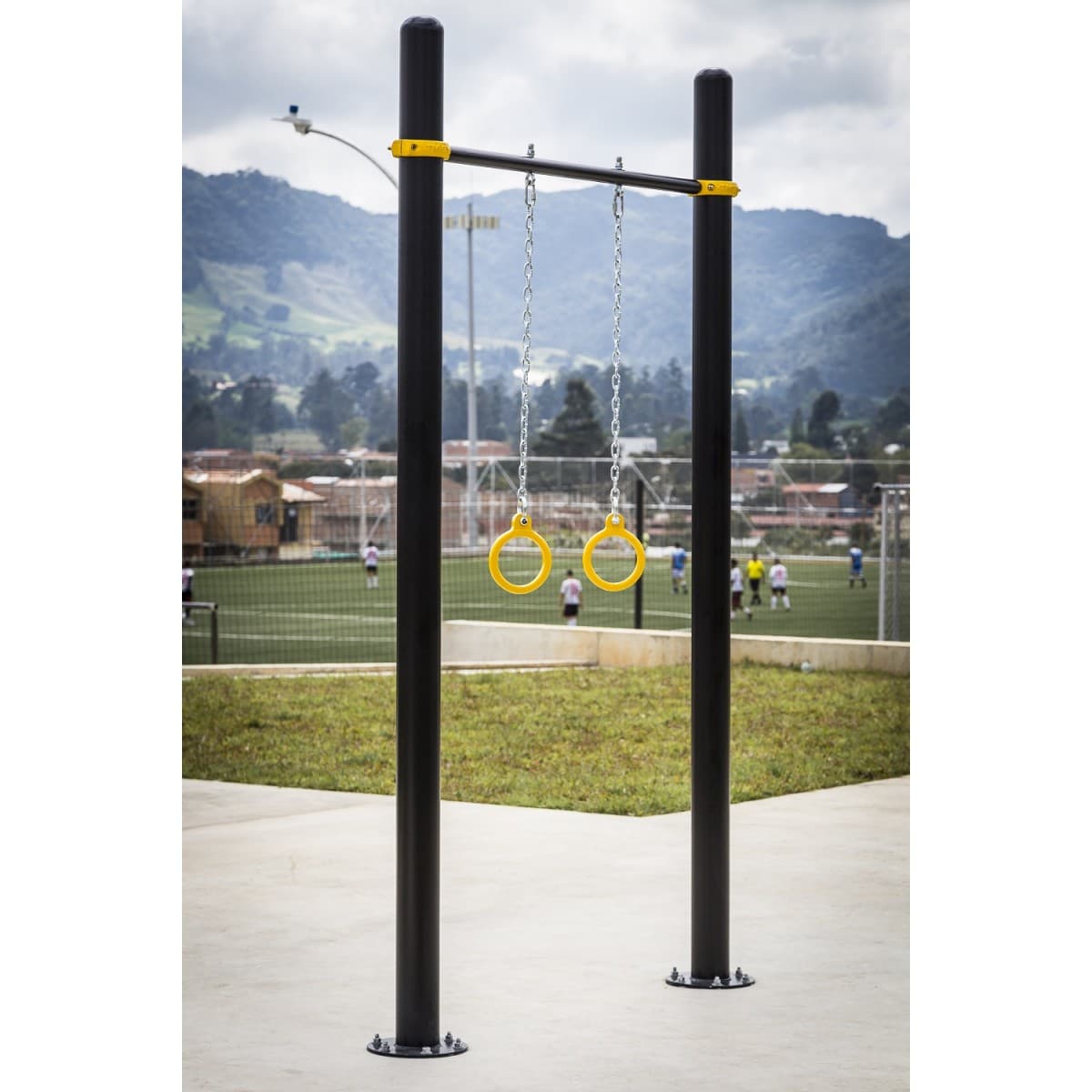 Columnas de suspensión con anillas de TMGYM en un parque de calistenia con montañas al fondo
